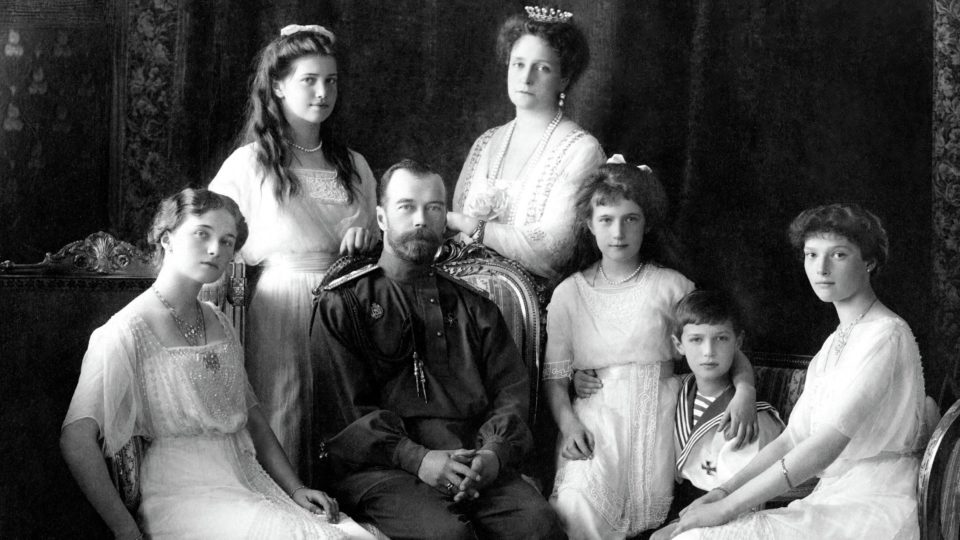 A família imperial russa em foto de 1913, com o czar Nicolau II Romanov ao centro.
