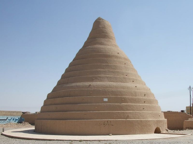 Yakhchal ainda de pé no Irã. A estrutura ficou conhecida como 'geladeira do deserto' e, por meio do ar-condicionado natural, os persas criavam ali até gelo. Yakhchal ainda de pé no Irã. A estrutura ficou conhecida como 'geladeira do deserto' e, por meio do ar-condicionado natural, os persas criavam ali até gelo.