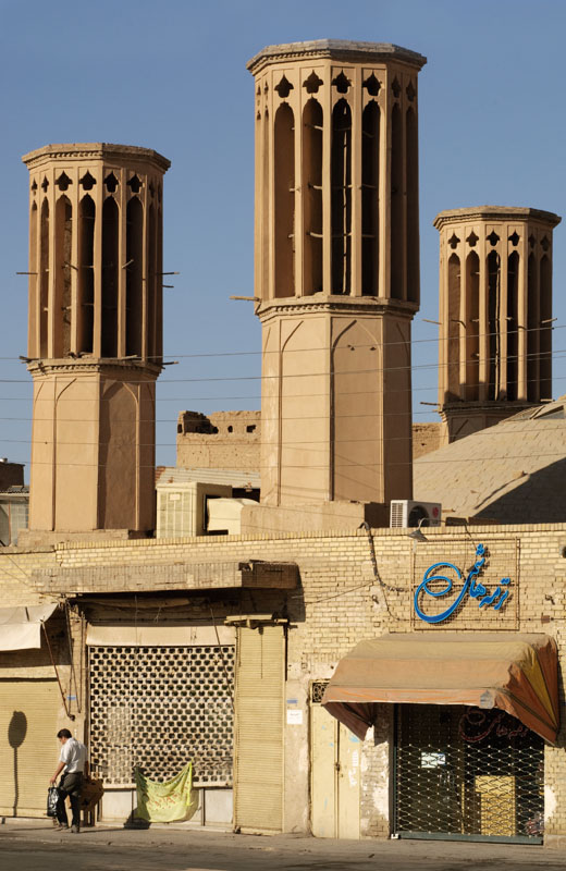 Torre de vento utilizada na cidade de Yazd, no Irã. Torre de vento utilizada na cidade de Yazd, no Irã.