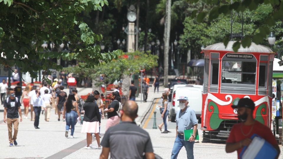 59% defendem conter a Covid-19 mesmo que afete a economia, diz pesquisa Calçadão da Rua XV de Novembro em Curitiba durante a pandemia de Covid-19.