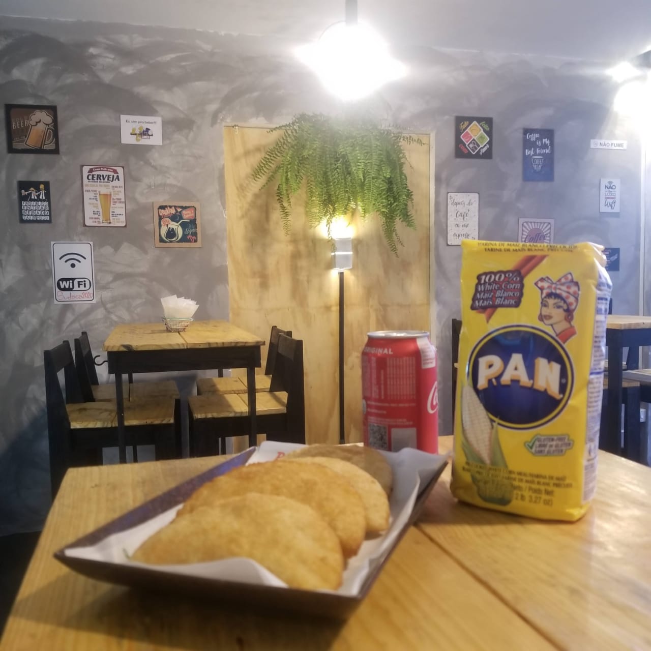 As empanadas são feitas com farinha de milho Pan e fritas por imersão. As empanadas são feitas com farinha de milho Pan e fritas por imersão.