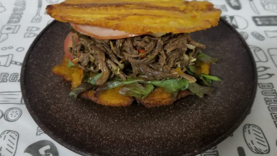 Conheça o Sudaca Coffee Bar, comida de rua venezuelana em ambiente moderninho Patacón de carne.