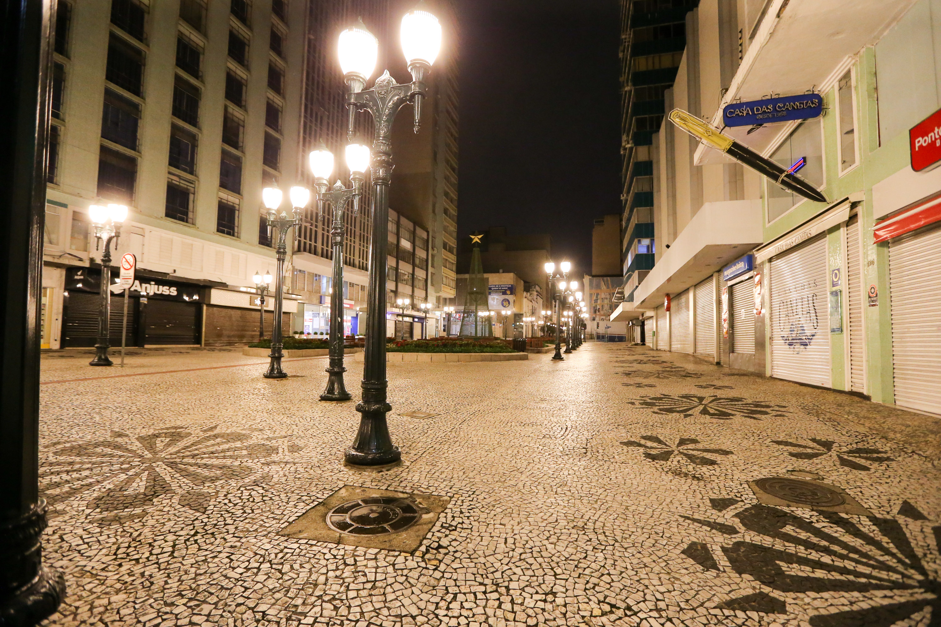 Centro de Curitiba vazio
