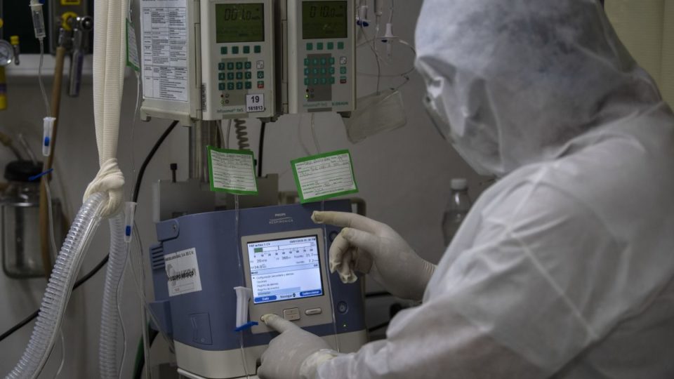 Saúde recua em mudança de sistema para registros de casos e mortes por Covid-19 A health worker checks a screen at the COVID-19 area of the 32nd Zone General Hospital of the Mexican Social Security Institute (IMSS) in Mexico City, on July 20, 2020, amid the new coronavirus pandemic. (Photo by PEDRO PARDO / AFP)