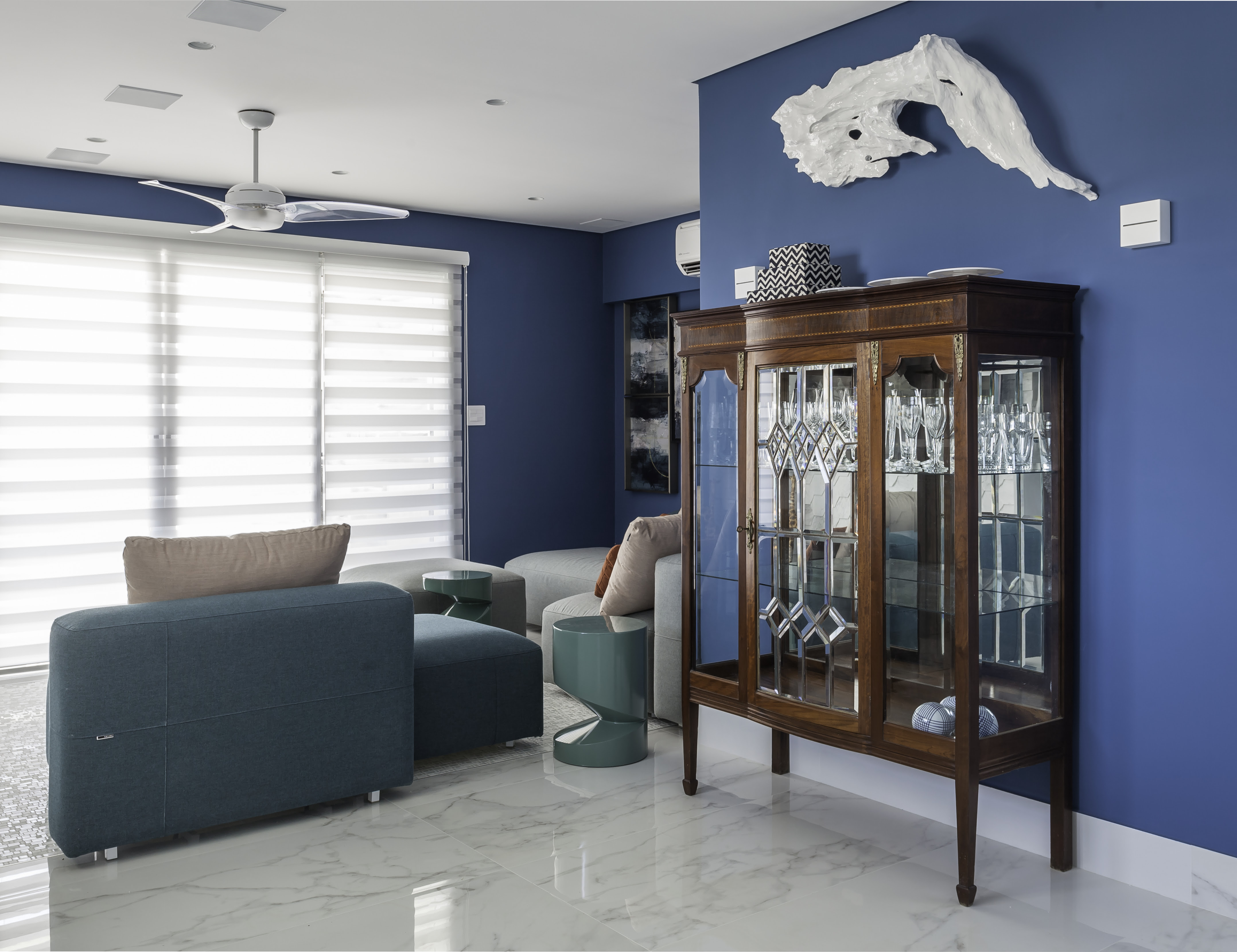 Neste projeto, a arquiteta Cristiane Schiavoni deu destaque para a cristaleira, que tinha um valor sentimental para a família.