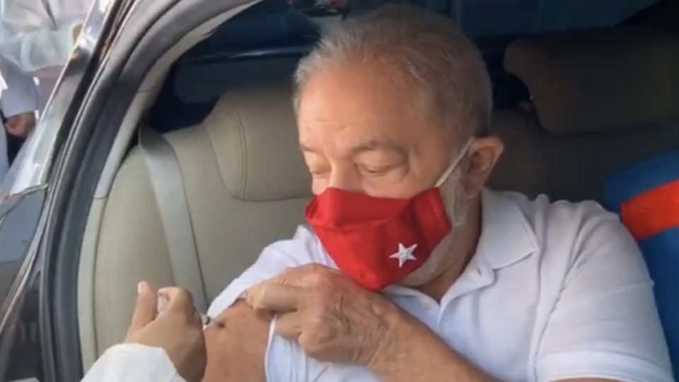 Lula é vacinado contra a Covid-19
