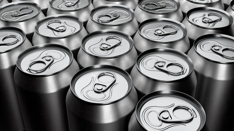 Mesmo com restrições, fabricação de latas de alumínio cresceu durante a pandemia Latas alumínio