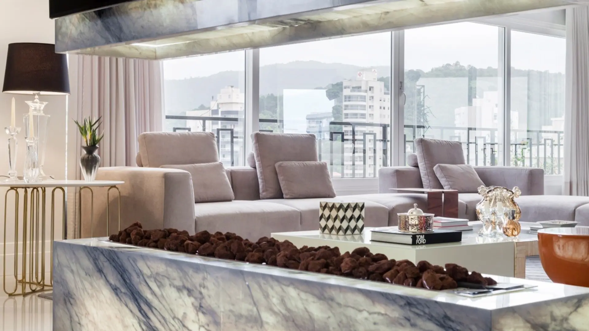 A aplicação das rochas ornamentais traz requinte aos ambientes. No projeto da Stein Arquitetura, com execução da Granimax, foi utilizado o Nimbus PR, em tecnologia Pietrafina