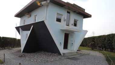 Arquitetura de “cabeça para baixo”: conheça quatro casas sob a perspectiva invertida Casa azul de cabeça para baixo, na Alemanha.