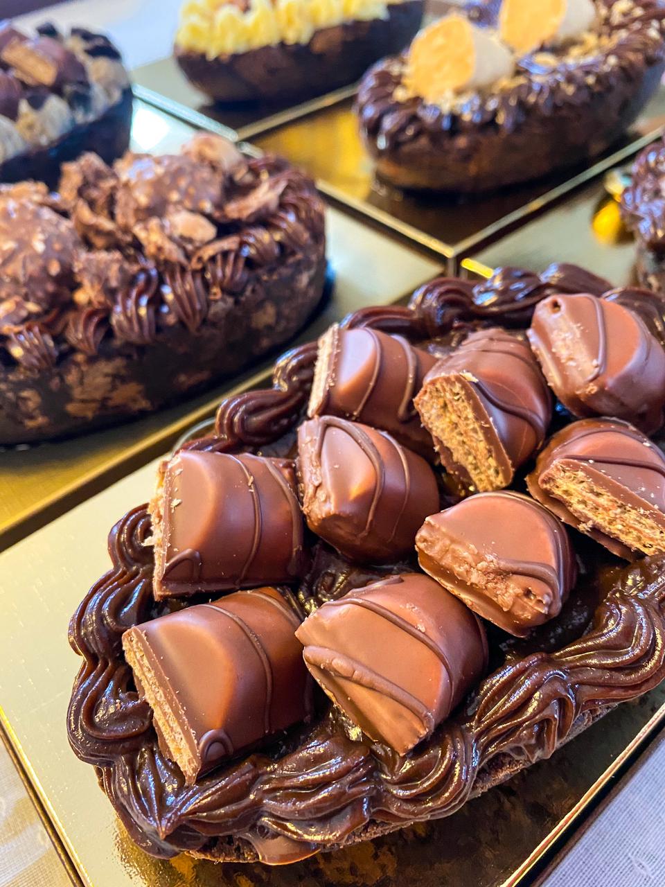 As casquinhas dos ovos são feitas de brownie e levam vários recheios. As casquinhas dos ovos são feitas de brownie e levam vários recheios.
