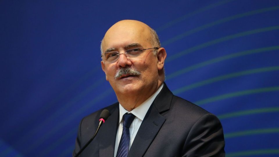 Mais recursos para a educação, só se a arrecadação aumentar, diz ministro Ribeiro pede vacinação dos professores ao novo ministro da Saúde