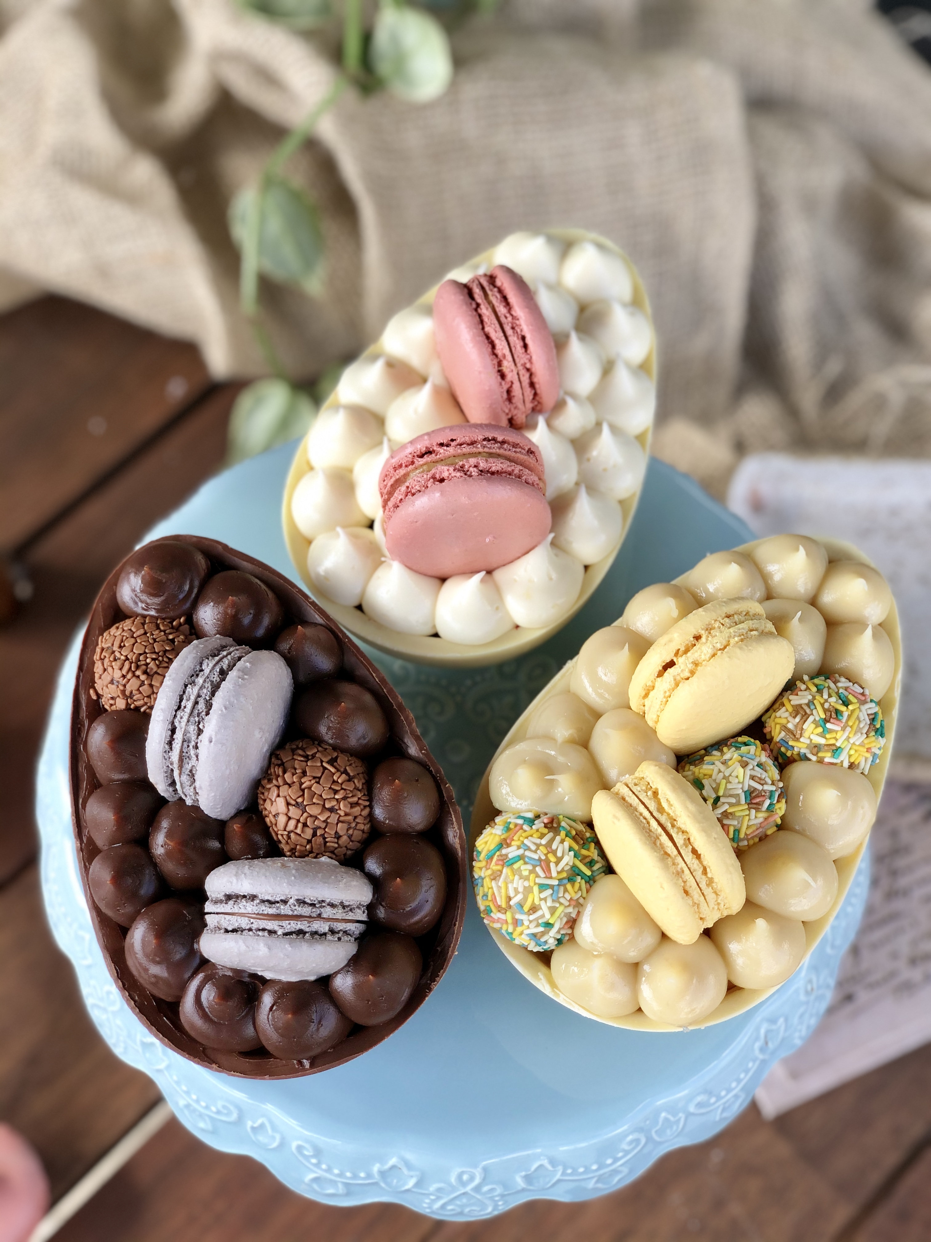 Os macarons, pelos quais a loja também se destacam, decoram os ovos. Os macarons, pelos quais a loja também se destacam, decoram os ovos.