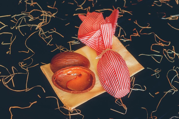O ovo salted caramel tem recheio de caramelo com flor de sal. O ovo salted caramel tem recheio de caramelo com flor de sal.