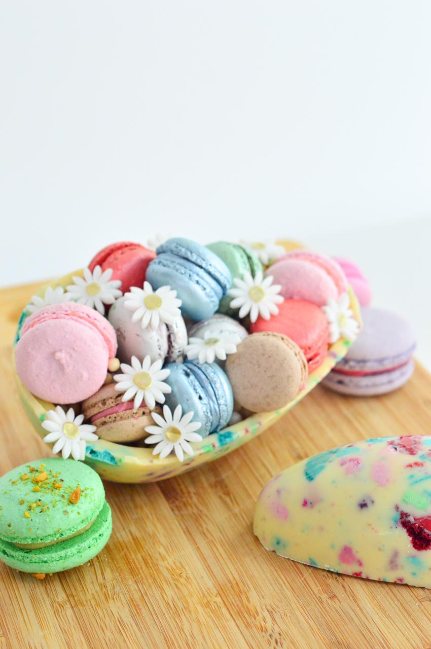 Nesta versão o macaron vai também na casca do ovo. Nesta versão o macaron vai também na casca do ovo.