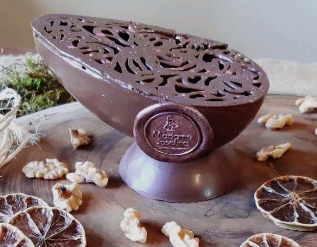 Este ovo tem uma parte rendada de chocolate. Este ovo tem uma parte rendada de chocolate.
