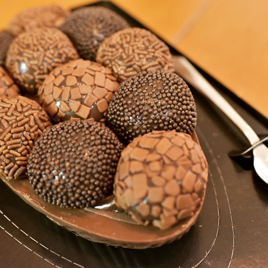 O bolo de cenoura com brigadeiro virou ovo de Páscoa. O bolo de cenoura com brigadeiro virou ovo de Páscoa.