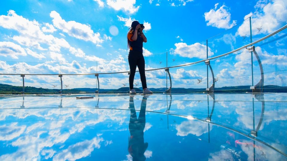 Sul do Brasil conta com maior ponte de vidro do mundo; conheça detalhes do projeto Mulher fotografa em ponte de vidro.