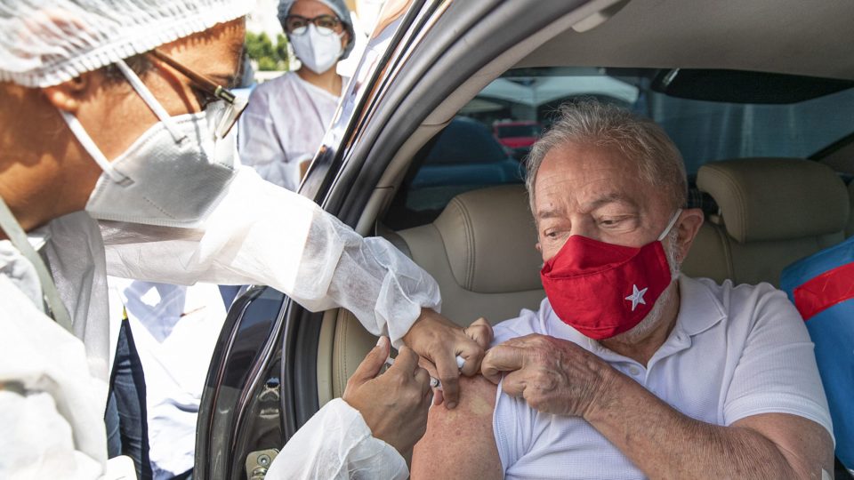 PT quer ampliar alianças e conquistar o empresariado para fortalecer Lula em 2022 Lula (PT) foi vacinado contra Covid-19 no último sábado (13): ex-presidente faz acenos a governadores, empresários e militares.