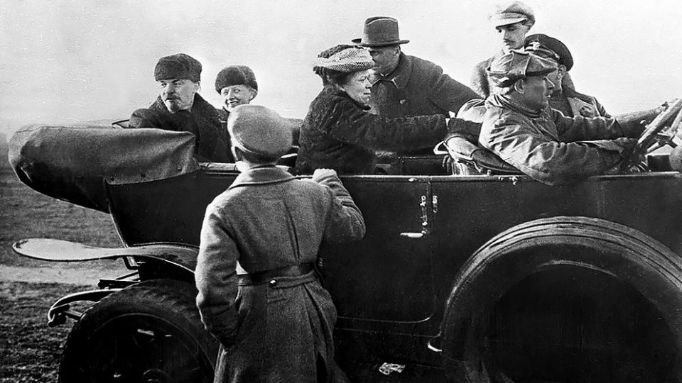 Espalhando seus erros pelo mundo Lenin e a esposa (no banco de trás do carro) após um desfile de Primeiro de Maio, em 1918.