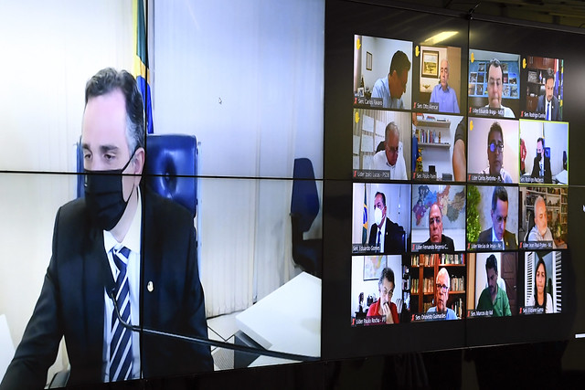 Senadores durante sessão de 17/03/2021