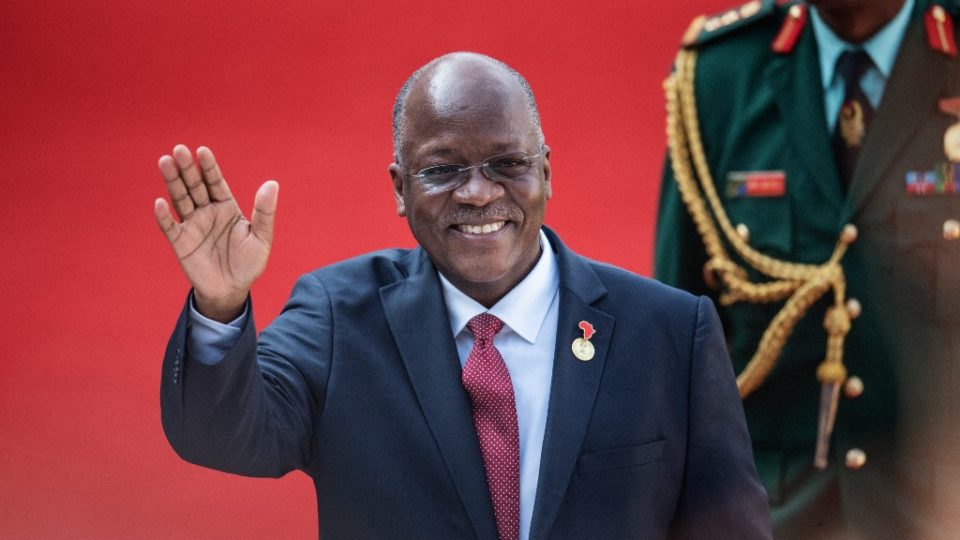John Magufuli, presidente da Tanzânia que minimizava a Covid-19, morre aos 61 anos Em foto tirada em 25 de maio de 2019, o então presidente tanzaniano John Pombe Magufuli acena ao chegar ao Estádio Loftus Versfeld em Pretória, África do Sul, para a posse do presidente sul-africano Cyril Ramaphosa. Magufuli morreu nesta quarta-feira (17).