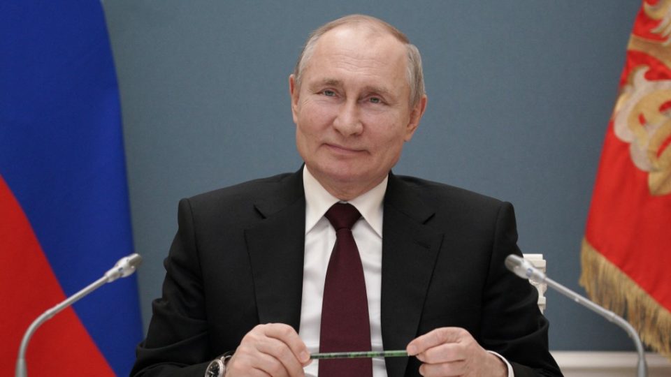 Rússia convoca embaixador nos EUA para consultas em meio a tensões entre países O presidente russo, Vladimir Putin, participa por meio de um link de vídeo em uma cerimônia de lançamento de uma instalação de processamento de ouro no Quirguistão, em Moscou, em 17 de março de 2021. Imagem ilustrativa.
