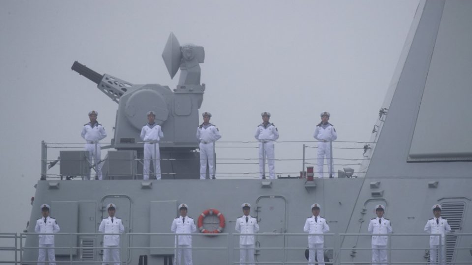 China aumenta novamente orçamento de defesa enquanto os EUA avaliam gastos do Pentágono Foto de arquivo tirada em 23 de abril de 2019 mostra marinheiros chineses de pé no convés do novo destróier de mísseis guia tipo 055 Nanchang da Marinha do Exército de Libertação do Povo Chinês (PLA). Imagem ilustrativa.