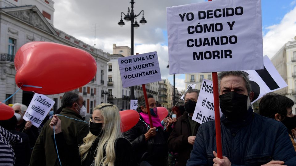Eutanásia é legalizada na Espanha, após aprovação de deputados eutanásia espanha