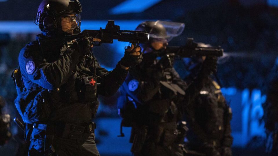 Violência em Portland: cortar verbas da polícia talvez não tenha sido uma boa ideia portland violência