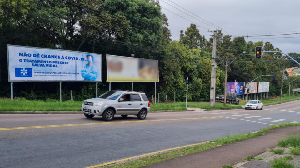 Grupo de médicos instala outdoors sobre tratamento precoce em Curitiba Prefeitura de Curitibamanda remover outdoors que promovem o tratamento precoce