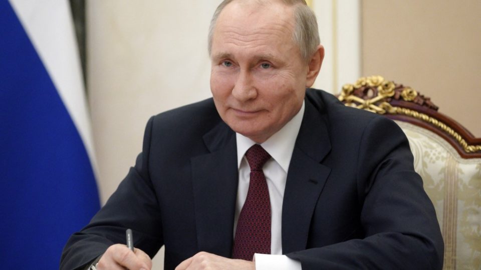 Putin reage a acusações de Biden: “Quem chama é” O presidente russo, Vladimir Putin, encontra-se com o público da Crimeia por meio de um link de vídeo em Moscou em 18 de março de 2021.