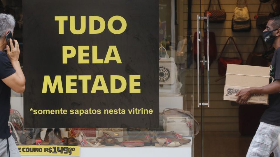 O que será da “poupança forçada” feita pelas famílias em 2020, e como isso afeta o consumo Com avanço da Covid, famílias tendem a conter o consumo e demorar mais a gastar a "poupança forçada" que fizeram em 2020.