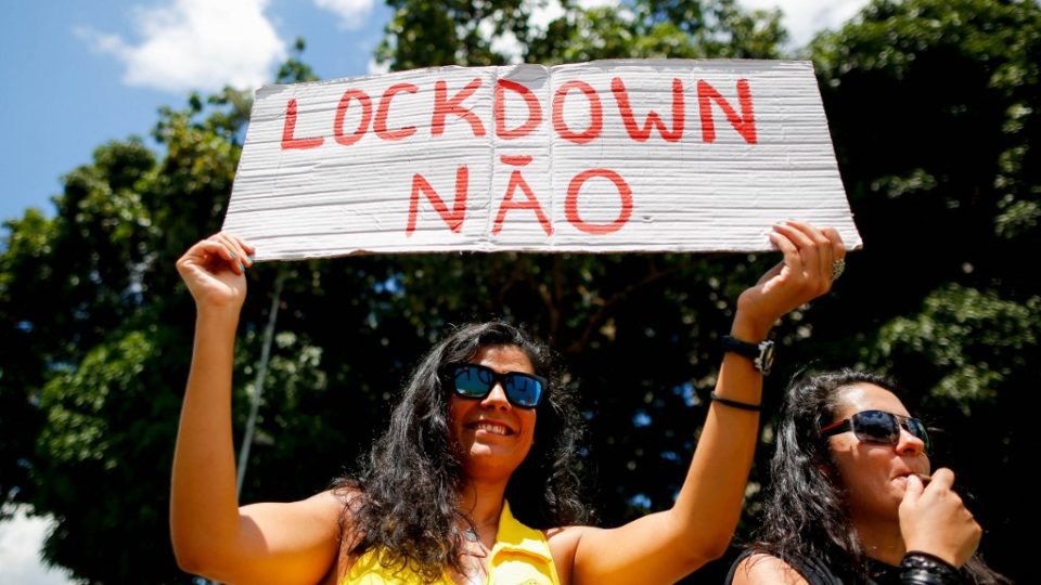Manifestantes protestam contra fechamento do comércio e isolamento social no Distrito Federal.