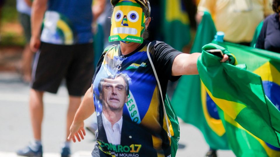 O Brasil e os novos modelos de guerra Pessoas participam de uma passeata em favor do presidente Jair Bolsonaro e contra o lockdown, em meio ao surto da doença do coronavírus, em Brasília, em 14 de março de 2021. Imagem ilustrativa.