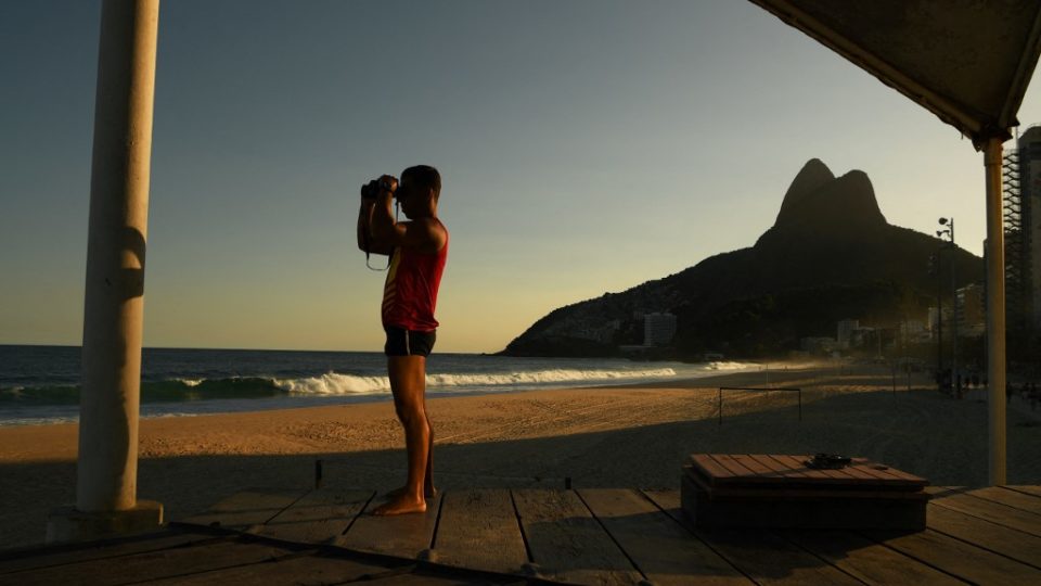 Proibiram o sol O prefeito do Rio de Janeiro anunciou em 19 de março de 2021 que as praias permanecerão fechadas para o fim de semana, na tentativa de frear a disseminação da Covid-19 em um dos estados brasileiros mais afetados.