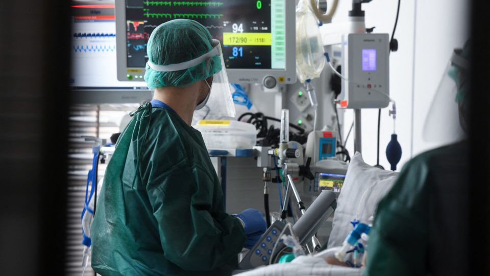 Países europeus cogitam ampliar restrições para evitar colapso hospitalar, apesar de protestos pandemia europa