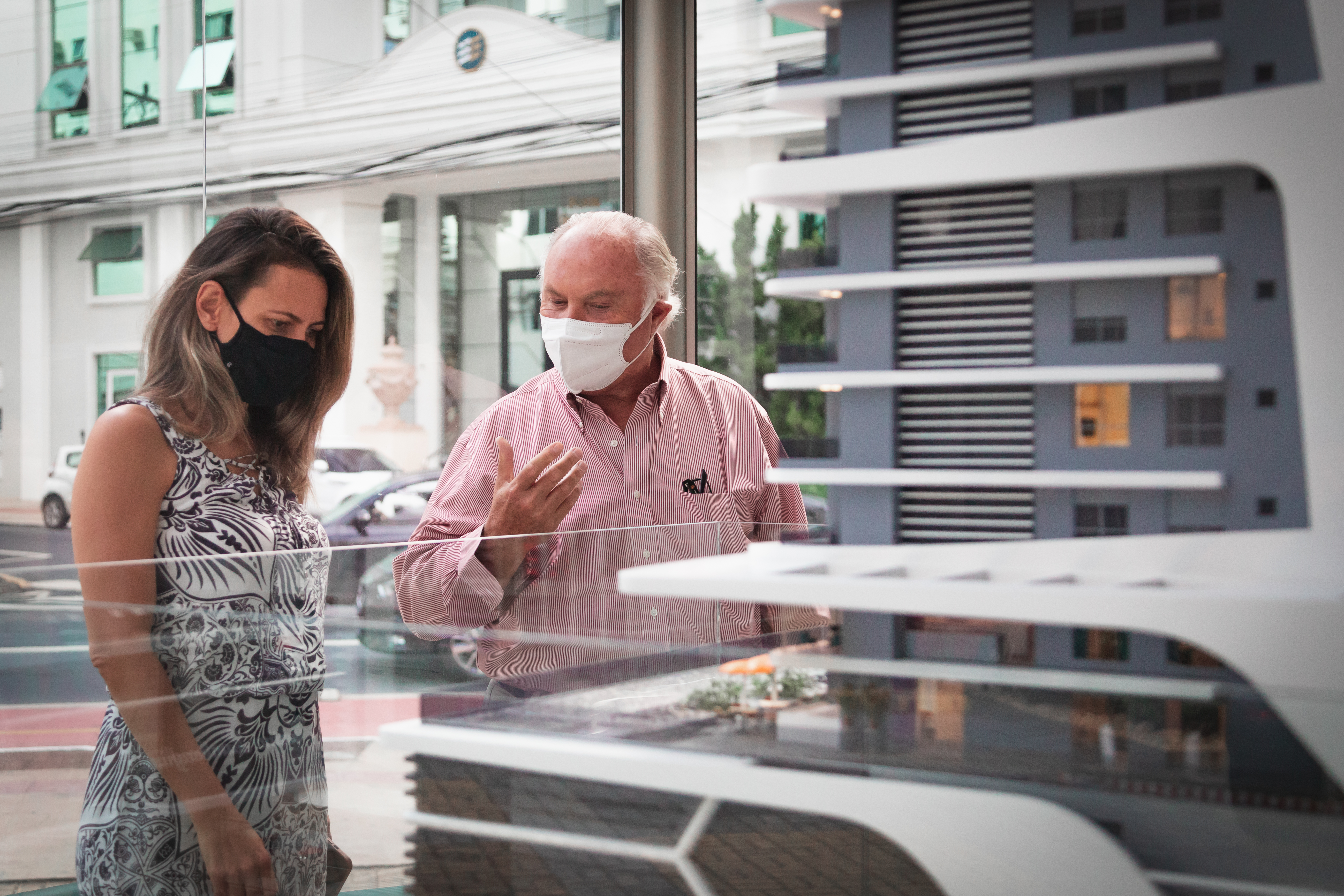 A presidente do Grupo Embraed, Tatiana Rosa Cequinel, com o fundador e presidente da marca
italiana, Sr. Tonino
Lamborghini.