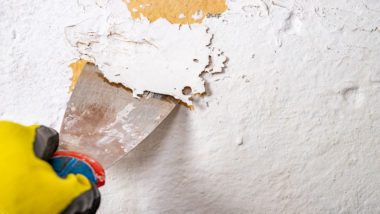 Preparação da parede é segredo para pinturas duradouras e combate a mofo e infiltrações