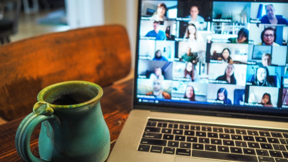 Controlar o tempo de reuniões e outras dicas para arquitetos e designers no trabalho remoto Tela de reunião no aplicativo Zoom.