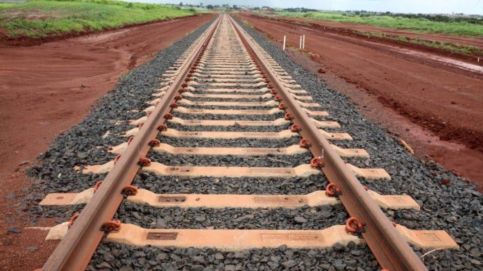 Decisão individual do ministro Alexandre de Moraes, do STF, paralisou obras de ferrovia que escoaria a safra de grãos do Mato Grosso até portos do Pará.