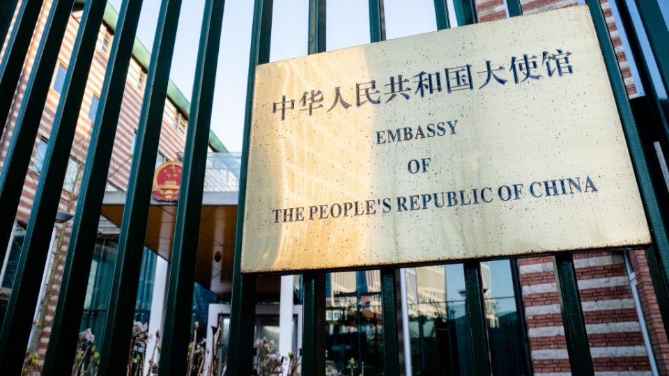 UE, Reino Unido, EUA e Canadá anunciam sanções contra a China por abusos contra uigures Entrada da embaixada da China na Holanda, em Haia. Imagem ilustrativa.