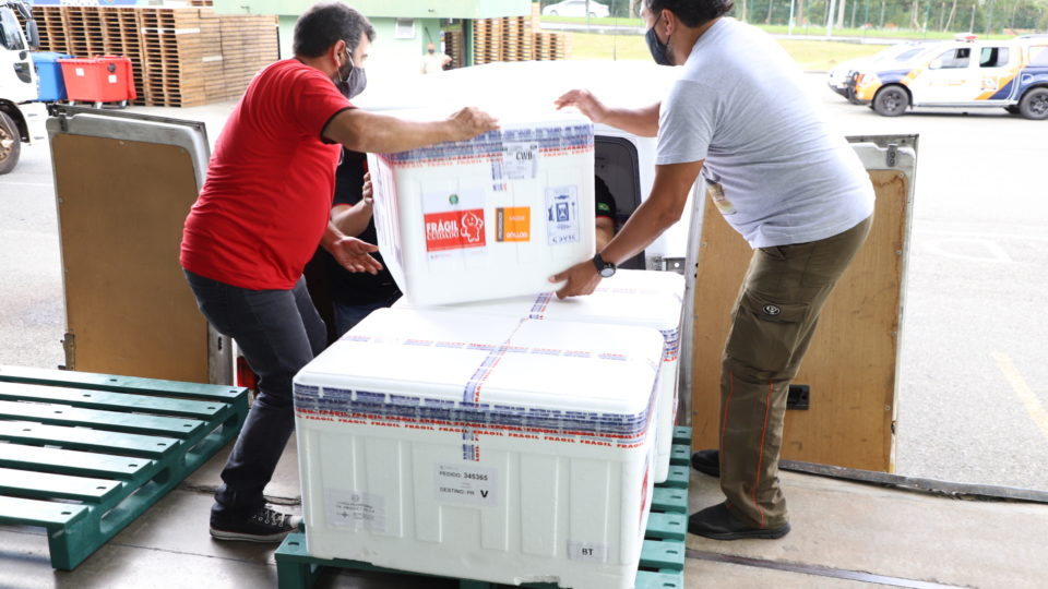Uso de todas as doses disponíveis das vacinas contra a Covid-19 geram discussão sobre riscos e benefícios contra a pandemia