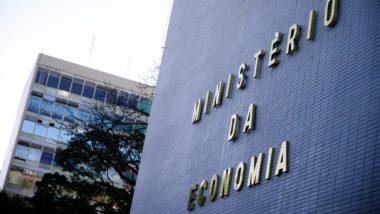 Governo suspende cobrança de impostos do Simples por três meses Fachada do Ministério da Economia na Esplanada dos Ministérios.