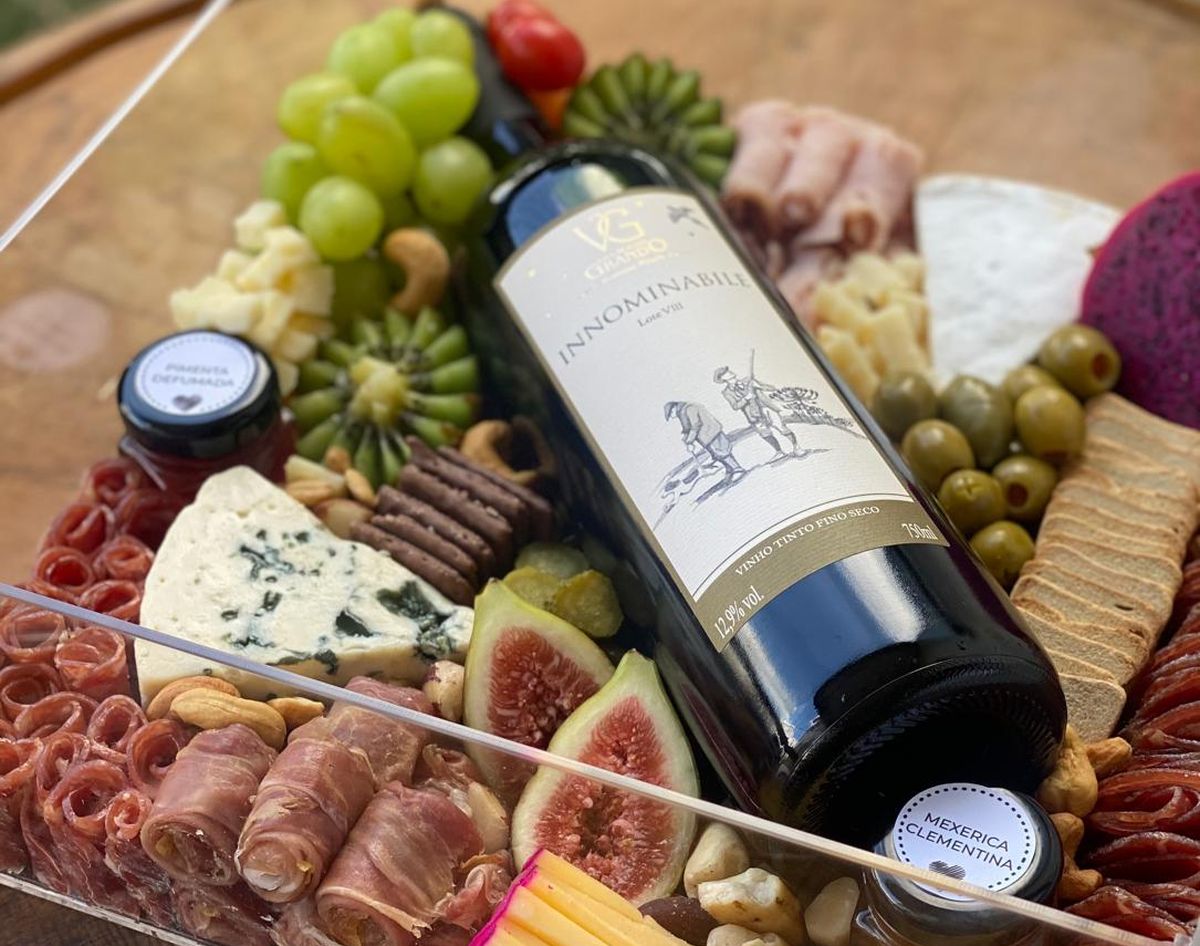 Cestas gastronômicas, bolos e até mesmo carnes estão entre os produtos vendidos pelas redes sociais.