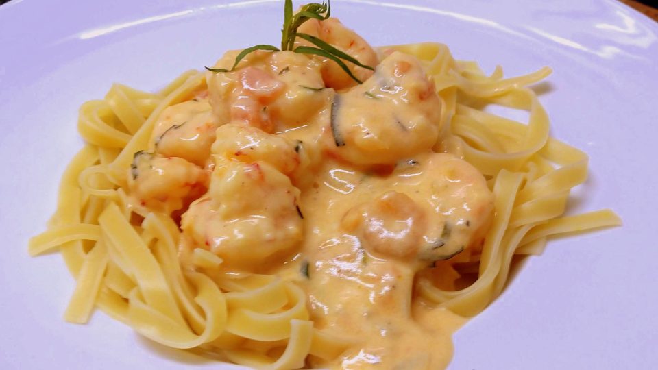 De como um Pernod à venda na prateleira me fez mudar o cardápio da noite Tagliatelle com camarões flambados no Pernod, receita original do Chalet Suisse, reproduzida aqui e à disposição de toso.