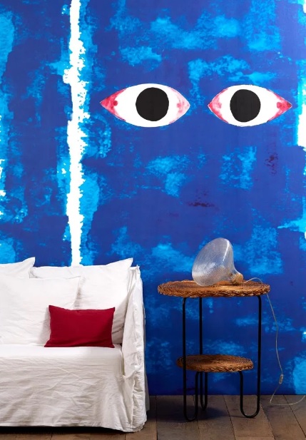 Um dos papéis de parede que Paola Navone assina para NLXL, com tons de azul forte e olhos como os olhos de Buda, bem tradicionais no Sudeste Asiático. Um dos papéis de parede que Paola Navone assina para NLXL, com tons de azul forte e olhos como os olhos de Buda, bem tradicionais no Sudeste Asiático.