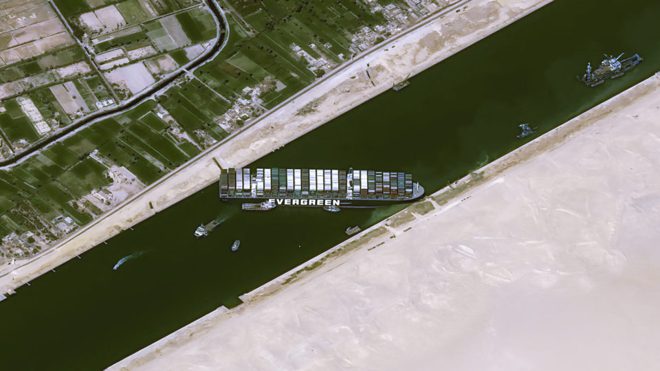 Canal de Suez suspende tráfego enquanto rebocadores tentam desencalhar navio canal de suez