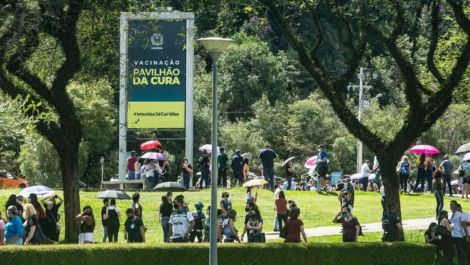 Vacina de Covid-19 está acabando no Paraná: estoque de Curitiba vai até sábado Fila de vacinação da Covid-19 no Parque Barigui.