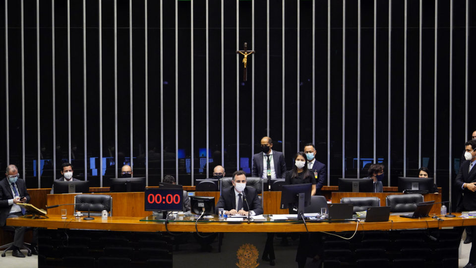 Congresso aprova Orçamento com menos dinheiro para benefício social e mais para obras Congresso Nacional durante sessão semipresencial para votar o Orçamento de 2021.