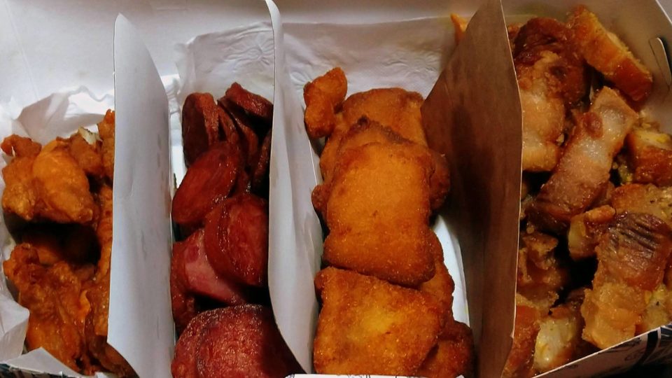 Para se sentir petiscando num boteco, mas sem sair de casa. Peça o Kit Boteco Frango frito, Calabresa, Peixe empanado e Torresmo de rolo, no Kit Boteco do Será o Benedito? Gastrobar. Para se sentir no bar sem sair de casa.